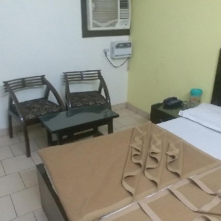 Hotel Shreeram Deluxe Új-Delhi Kültér fotó