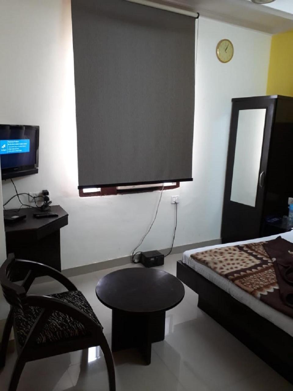 Hotel Shreeram Deluxe Új-Delhi Kültér fotó