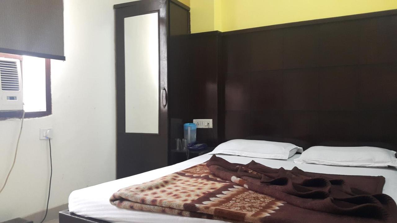 Hotel Shreeram Deluxe Új-Delhi Kültér fotó